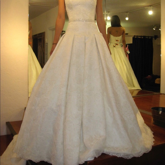 Wedding dress - Picture 7 of 10